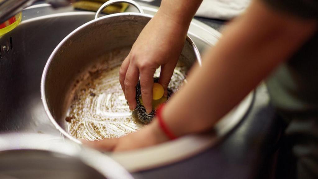 Recupera el brillo de las ollas y cacerolas (¡en menos de 1 minuto!) con este truco,