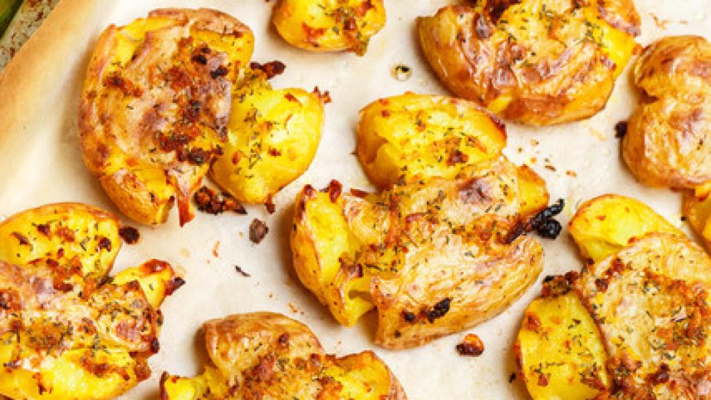 Receta de patatas machacadas al horno.