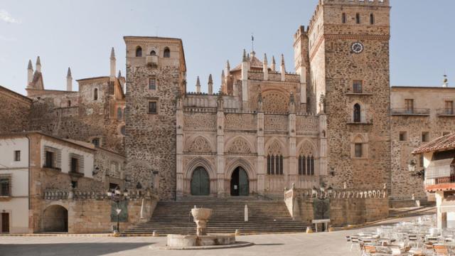 Este pueblo español está construido alrededor de un monasterio