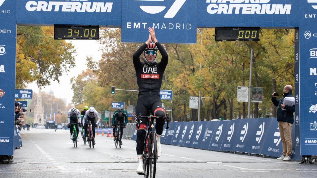 Tadej Pogaçar celebra la victoria en el Madrid Criterium