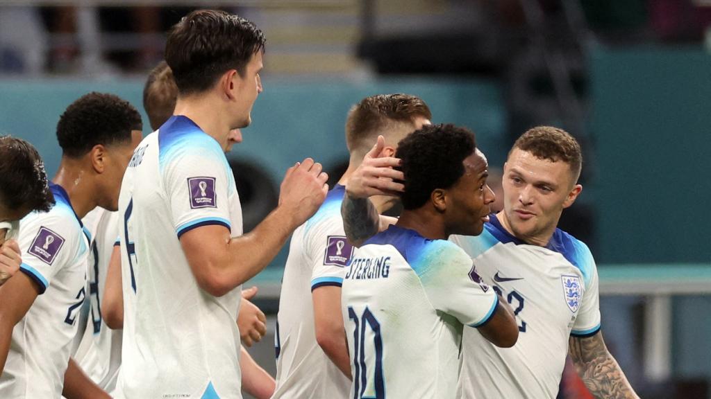 Sterling acompañado por sus compañeros tras un gol.