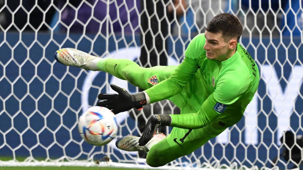 Dominik Livakovic, parando un penalti en la tanda del Japón - Croacia