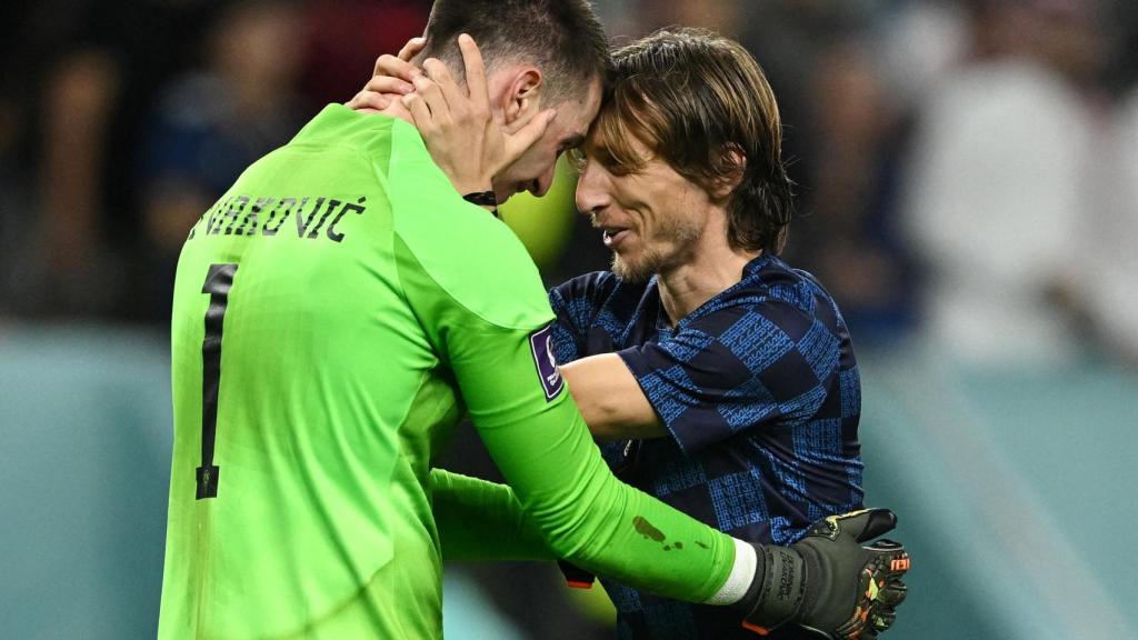 Dominik Livakovic y Luka Modric, celebrando el pase de la selección de Croacia a los cuartos del Mundial de Qatar 2022