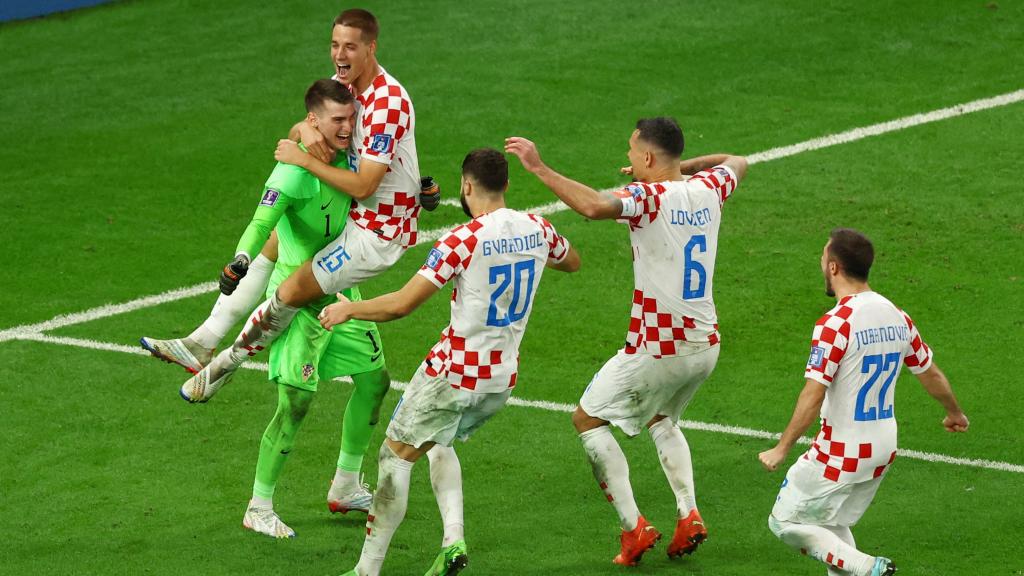 Pasalic, Gvardiol, Lovren y Juranovic, felicitando a Livakovic