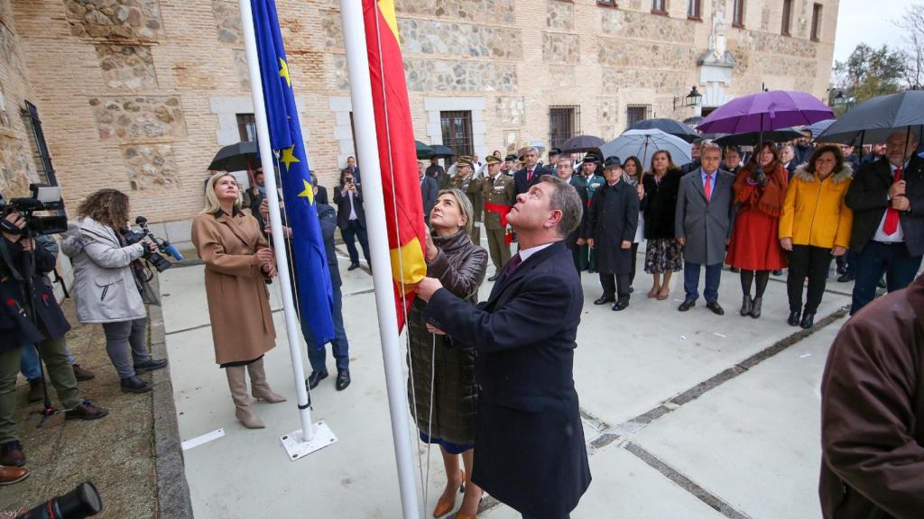Emiliano García-Page y Milagros Tolón en el izado de la bandera de España