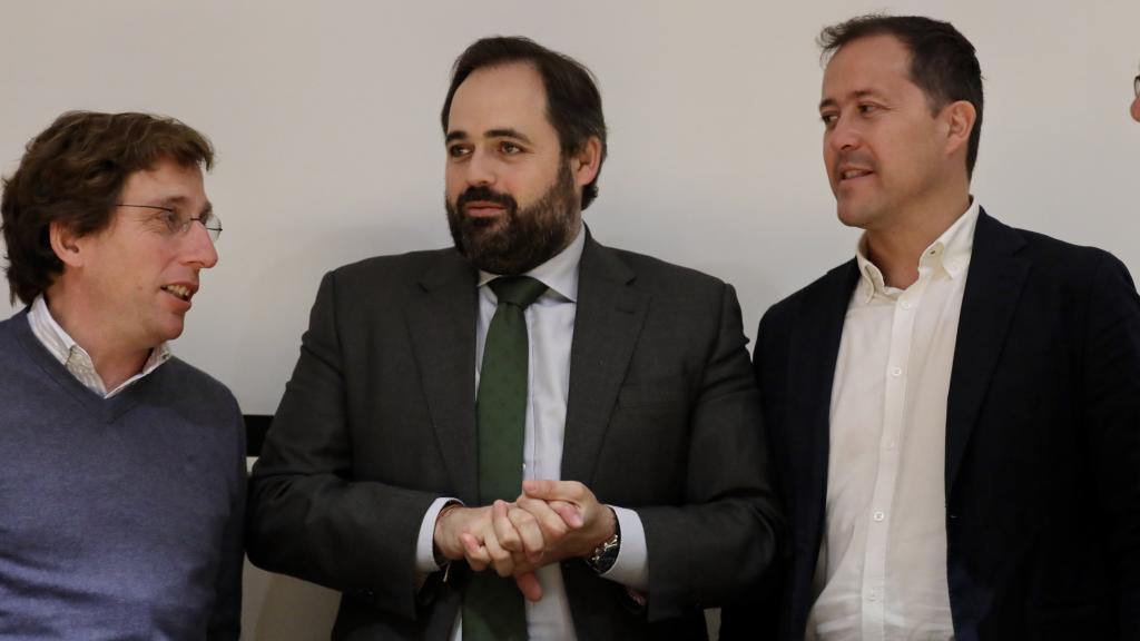 Paco Núñez, en el centro, junto a José Luis Martínez-Almeida y Carlos Velázquez.