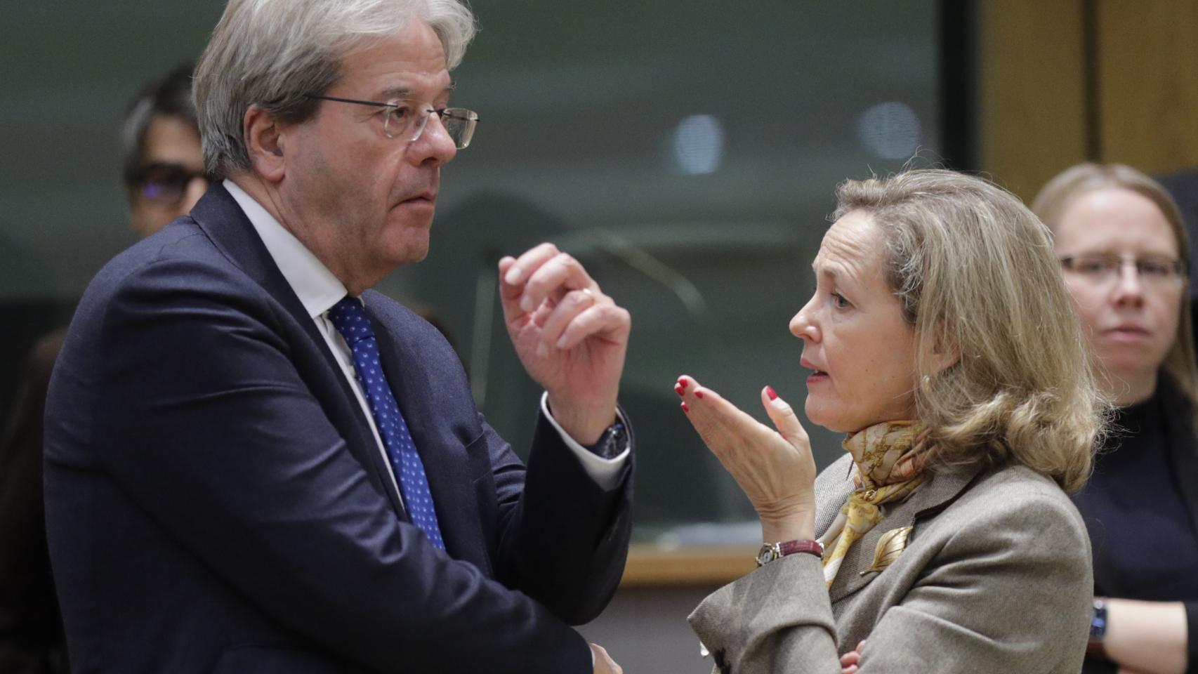 Paolo Gentiloni, comisario de Economía, y Nadia Calviño, vicepresidenta primera, este lunes en el Eurogrupo.