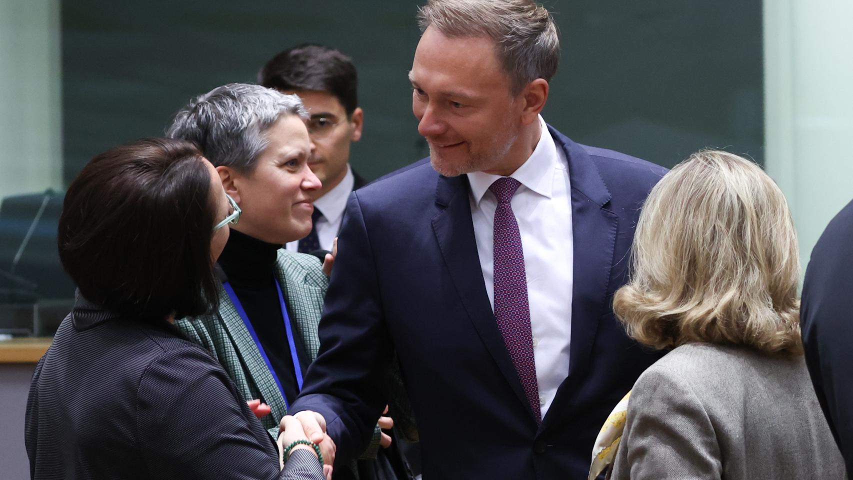 El ministro de Finanzas de Alemania, Christian Lindner, conversa con Nadia Calviño durante el Eurogrupo de este lunes