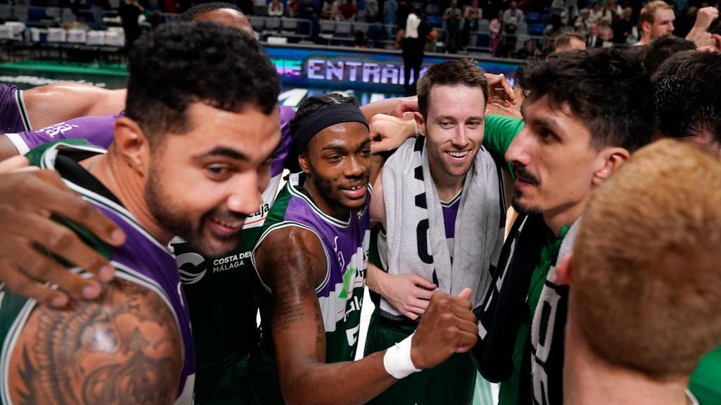 Los jugadores del Unicaja celebran la victoria contra el Casademont Zaragoza.