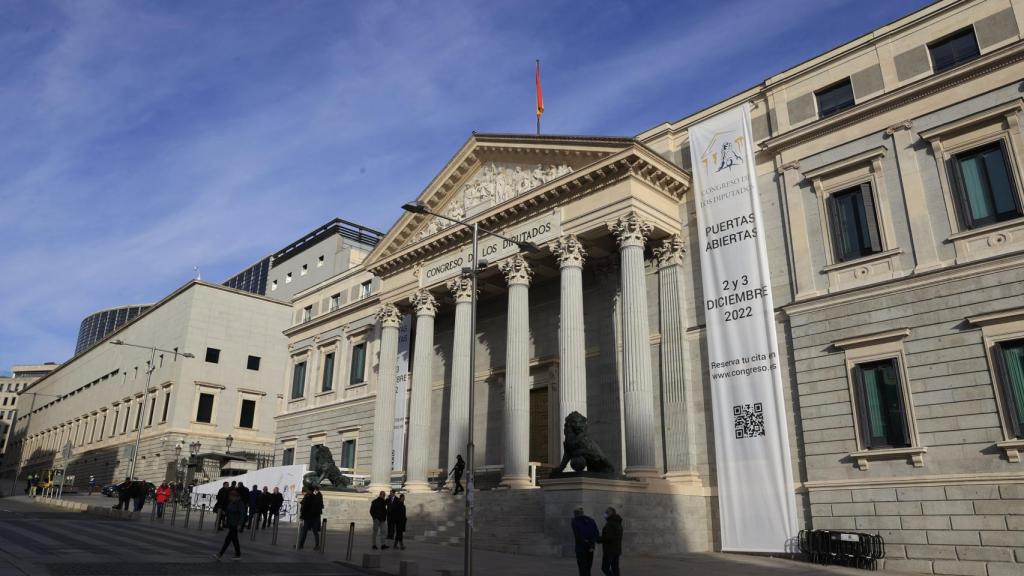 Vista de la Puerta de los Leones del Congreso de los Diputados.