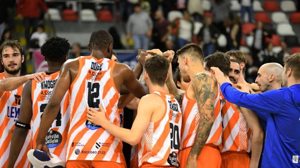 Los jugadores del Básquet Coruña durante la celebración de un triunfo.