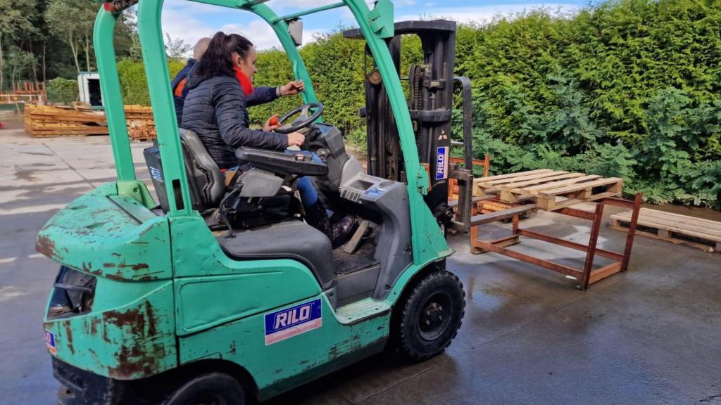 Una de las alumnas realizando prácticas en las instalaciones de la empresa