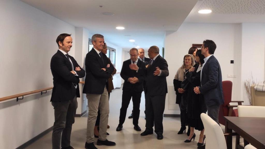 El presidente de la Xunta, Alfonso Rueda; el alcalde de Santiago, Xosé Sánchez Bugallo, y otras autoridades este lunes durante la inauguración de la residencia Raiola-San Marcos en Santiago de Compostela