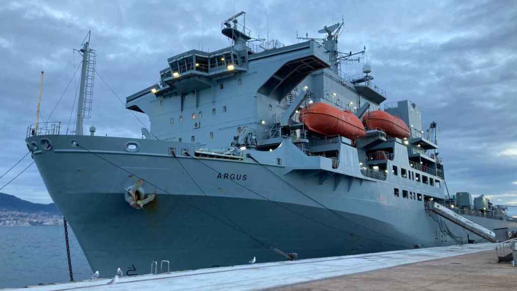 El buque RFA Argus de la Armada Británica en el puerto de Vigo.
