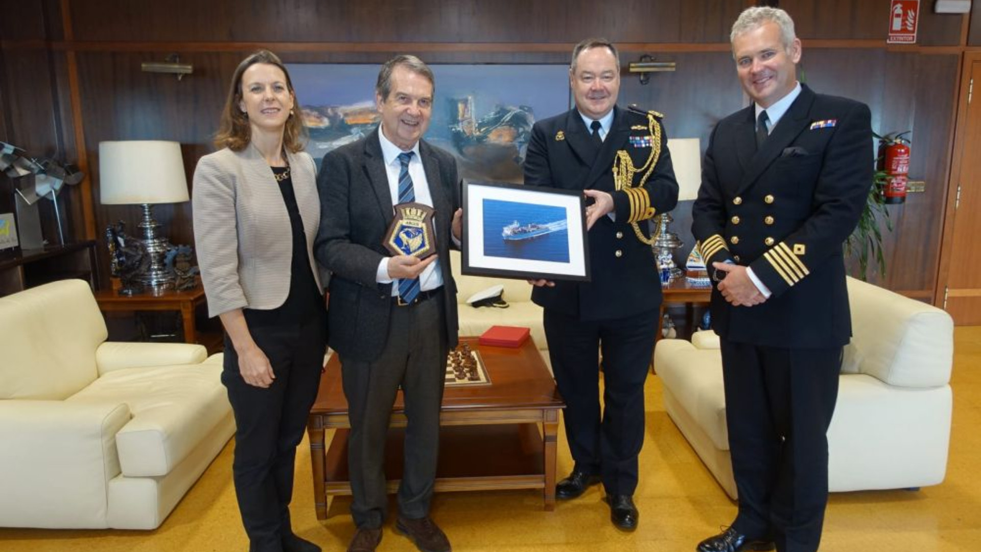 Abel Caballero recoge la metopa y la fotografía del RFA Argus. Foto: Concello de Vigo