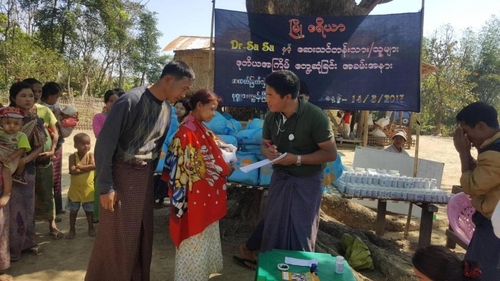 El doctor Sasa atendiendo a pacientes.