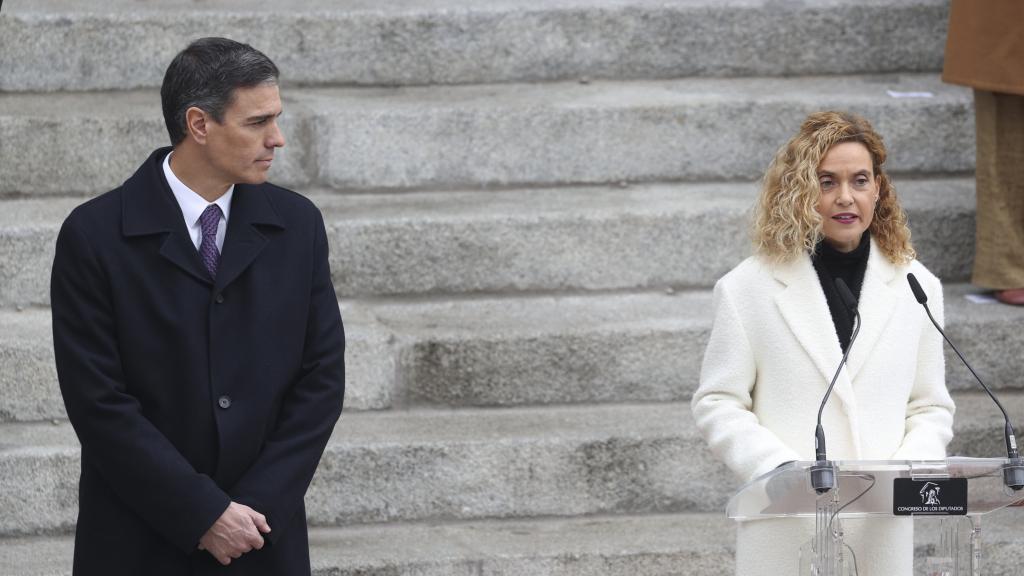 Pedro Sánchez junto a Meritxell Batet.
