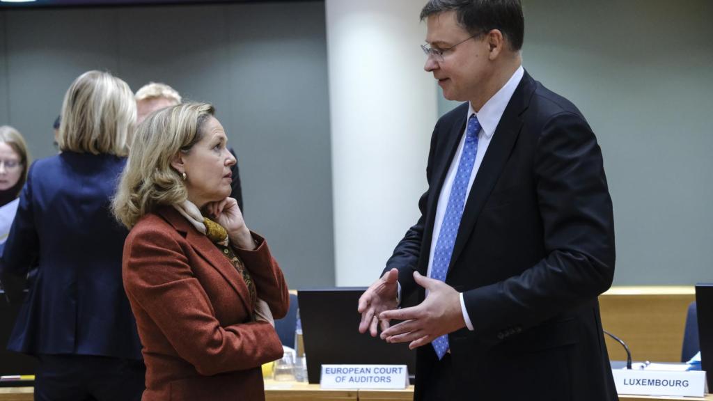 Nadia Calviño conversa con el vicepresidente económico de la Comisión, Valdis Dombrovskis, durante el Ecofin de este martes