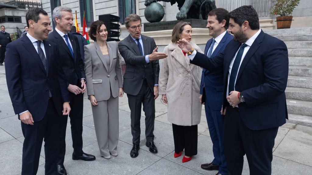Feijóo conversa con sus barones durante el aniversario de la Constitución en el Congreso.