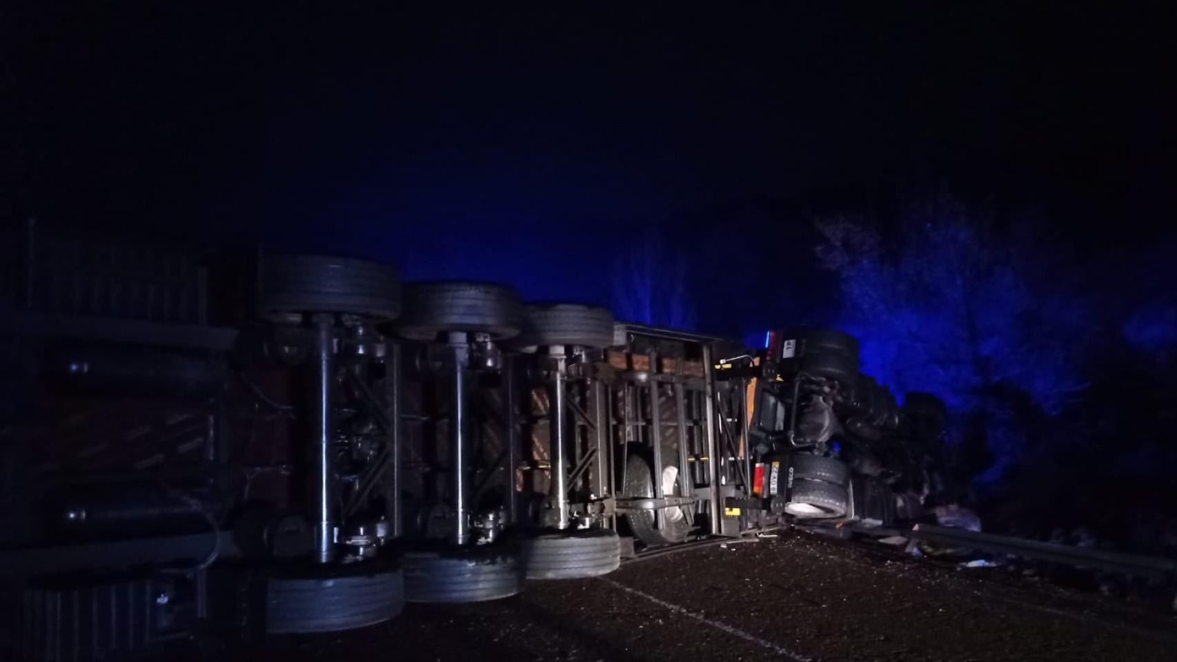 Accidente en Peñafiel: colisión brutal entre un camión y un turismo