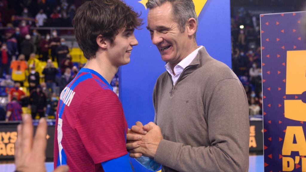 Pablo Urdangarin junto a su padre, Iñaki, tras un partido de balonmano.