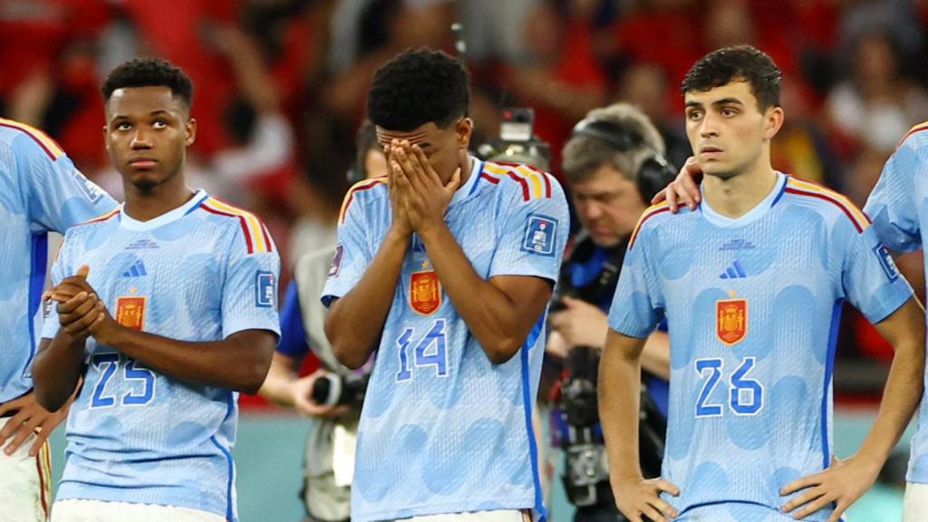 Balde y otros jugadores de España se lamentan