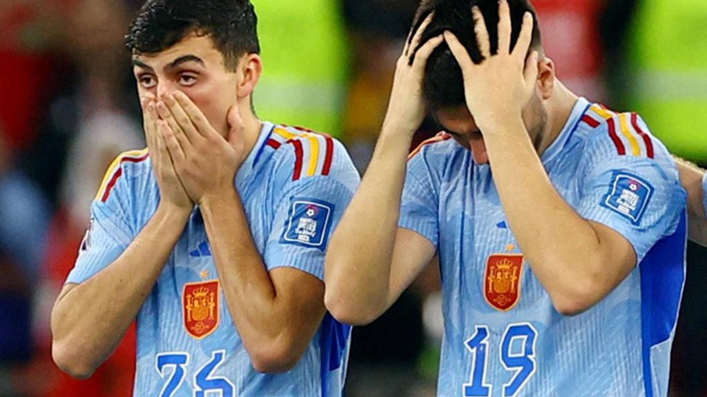 Pedri y Carlos Soler, incrédulos.