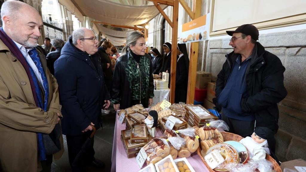 La alcaldesa de Toledo, Milagros Tolón, ha visitado este martes la Feria del Dulce en la Catedral Primada. Fotos: Óscar Huertas