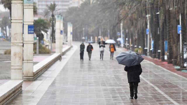Incidencias por la lluvia y el viento en Málaga en una imagen de archivo.