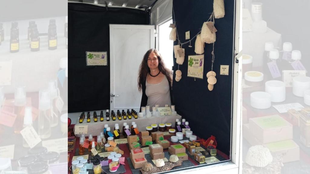 Sofía Rubio, responsable de Filla das Fadas, con varios de los productos de la marca.