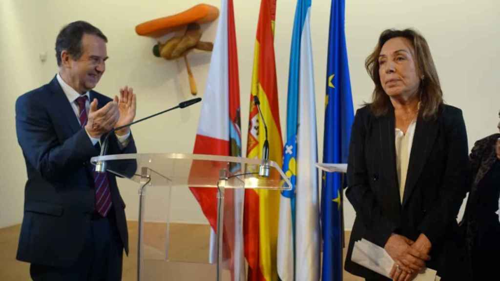 Abel Caballero aplaude la intervención de la magistrada Magdalena Fernández Soto.