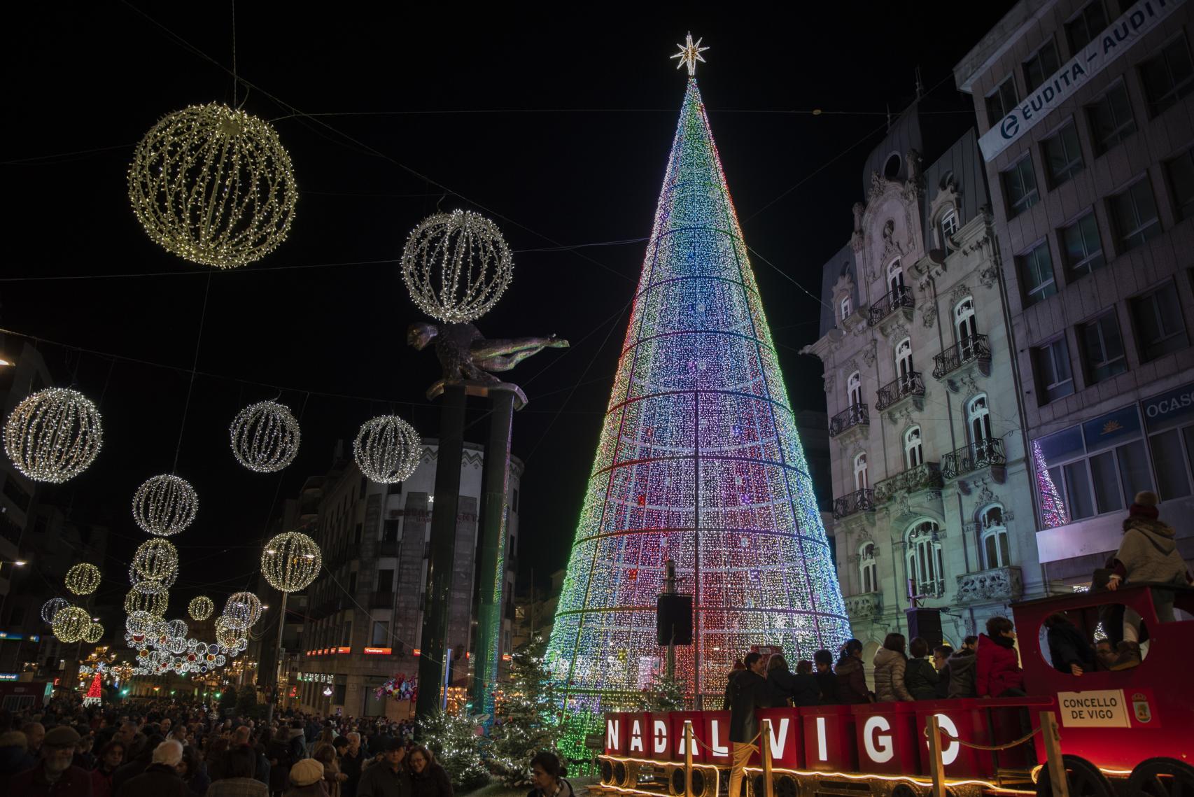 Árbol de Navidad iluminado en Vigo