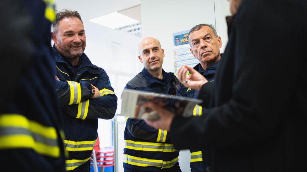 Bomberos del Ayuntamiento de Madrid con el libro 'De bombéroes y héroes'.