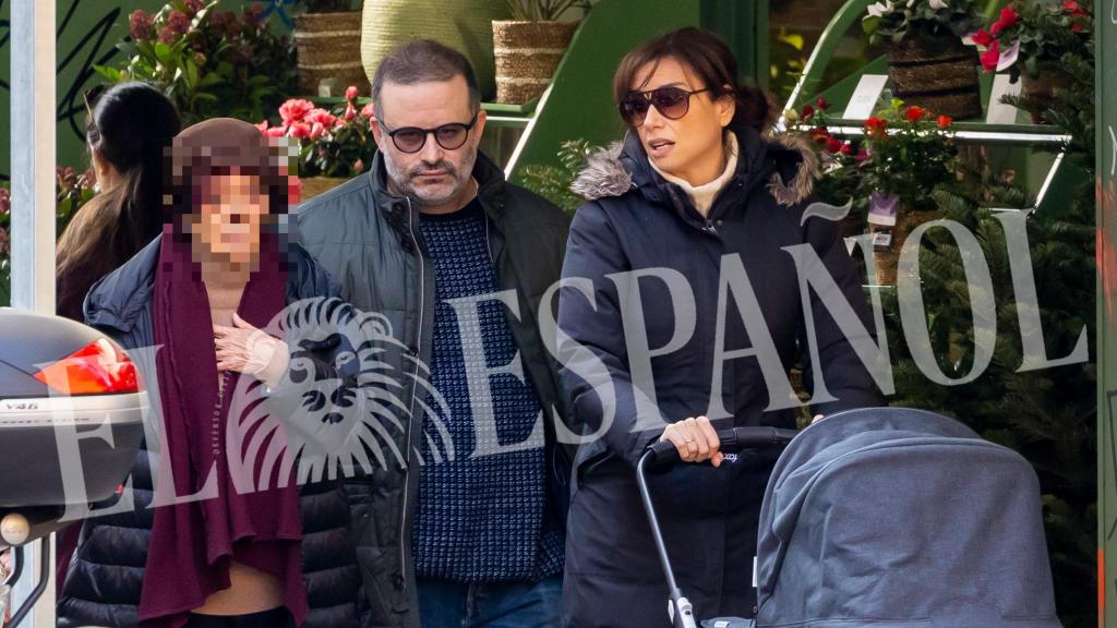 La presentadora de 'Todo es mentira' charlando relajadamente con su marido, Edu, mientras sujeta el carro donde va Berta.