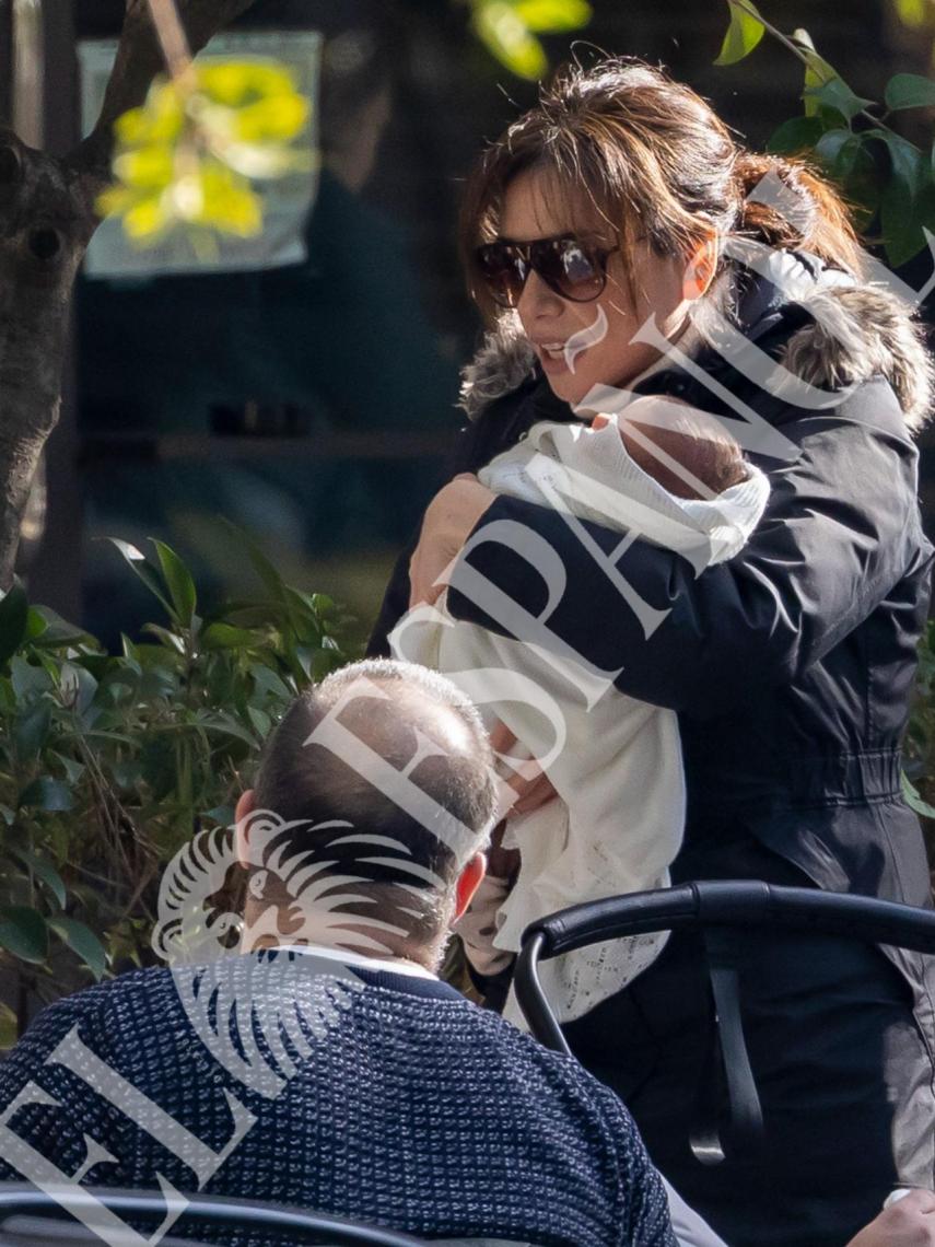Marta Flich sosteniendo en brazos a la pequeña Berta mientras la protege del frío de la capital.