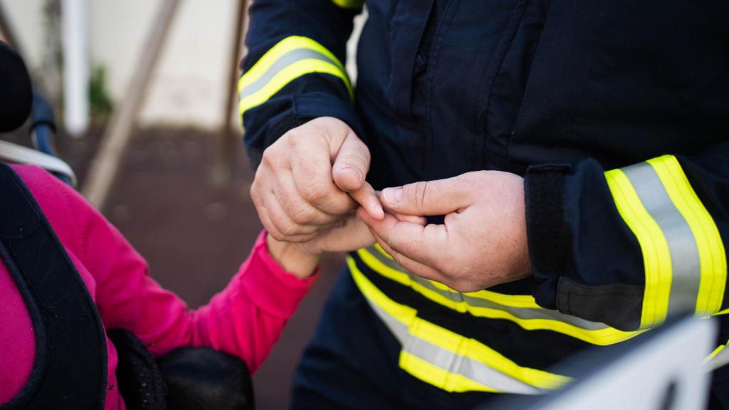 David y Alba de la mano en el colegio.