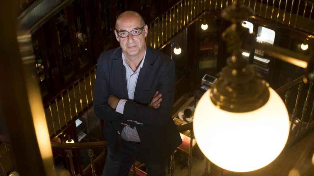 Félix Álvarez, en la biblioteca del Congreso.