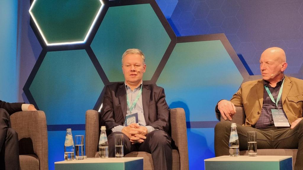 El físico cuántico Andris Ambainis en el centro.