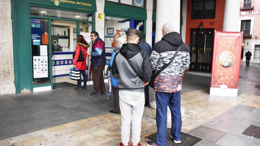 Colas en la Administración de Loterías 'El Gato Negro' de Valladolid