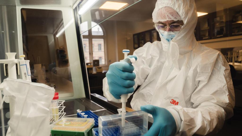 El profesor Eske Willerslev preparando muestras en su laboratorio de Copenhague.