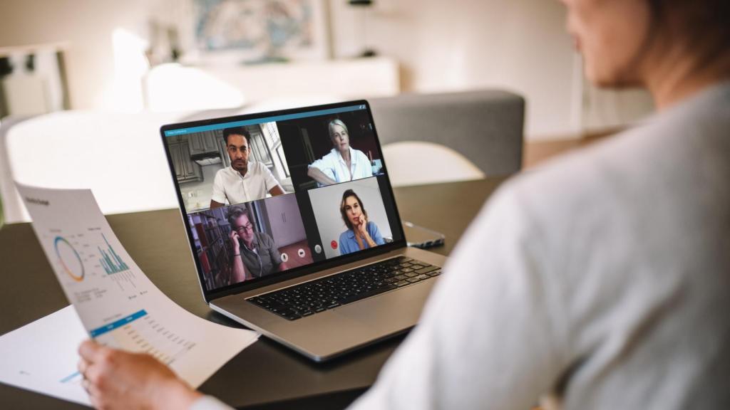 Imagen de archivo de un usuario teletrabajando.