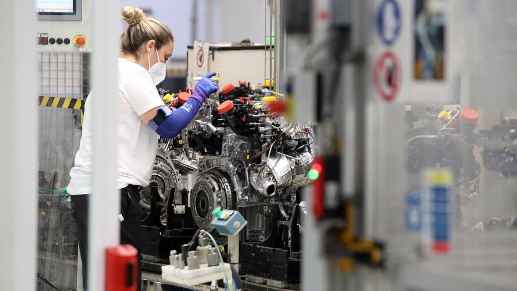 Una trabajadora desempeña su labor en la fábrica de Motores de Renault en Valladolid