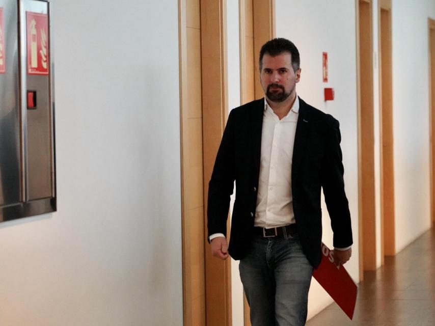 El dirigente socialista, Luis Tudanca, a su llegada a la rueda de prensa de este miércoles en las Cortes.