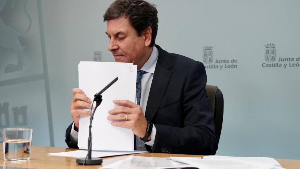 El consejero de Economía y Hacienda y portavoz, Carlos Fernández Carriedo, comparece en rueda de prensa posterior al Consejo de Gobierno.