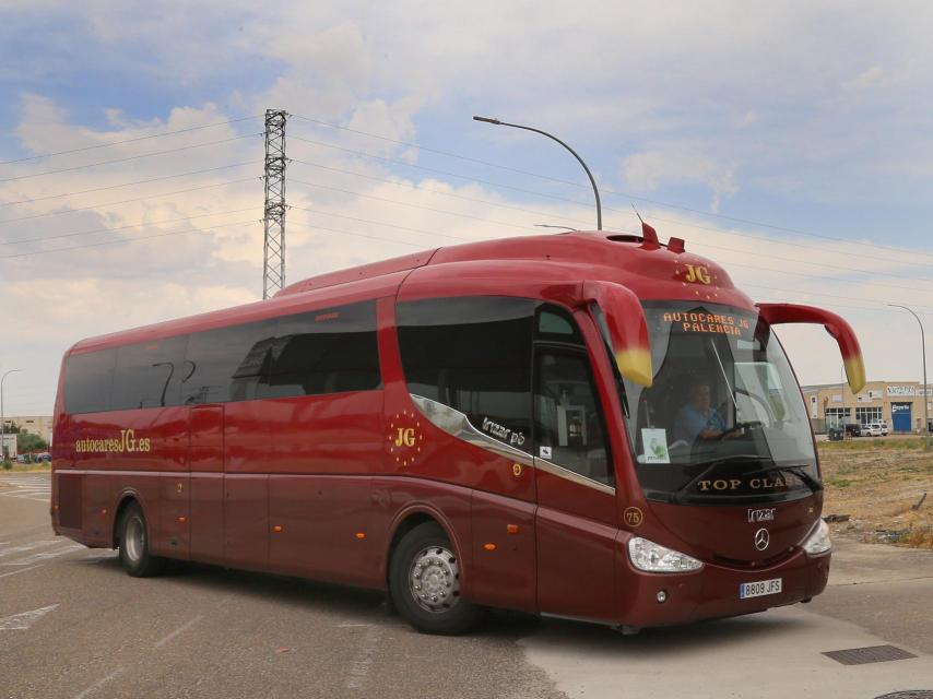 Imagen de archivo de un autocar realizando un servicio de transporte.