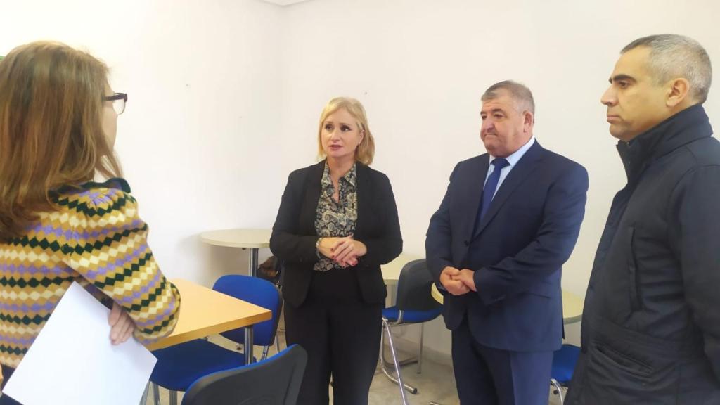 Leticia García visita a la oficina Ferreras de Abajo