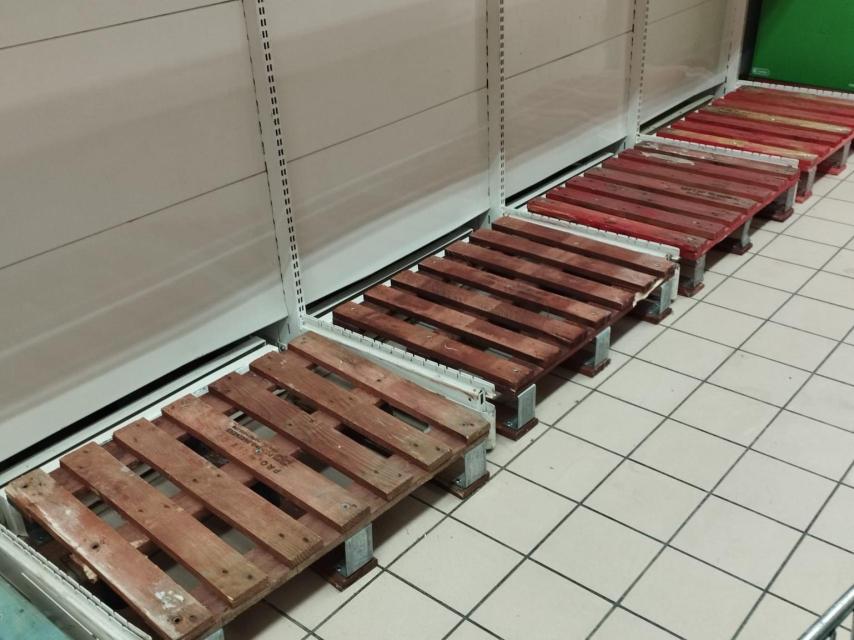 Imagen de un supermercado de Toro desabastecido de agua.