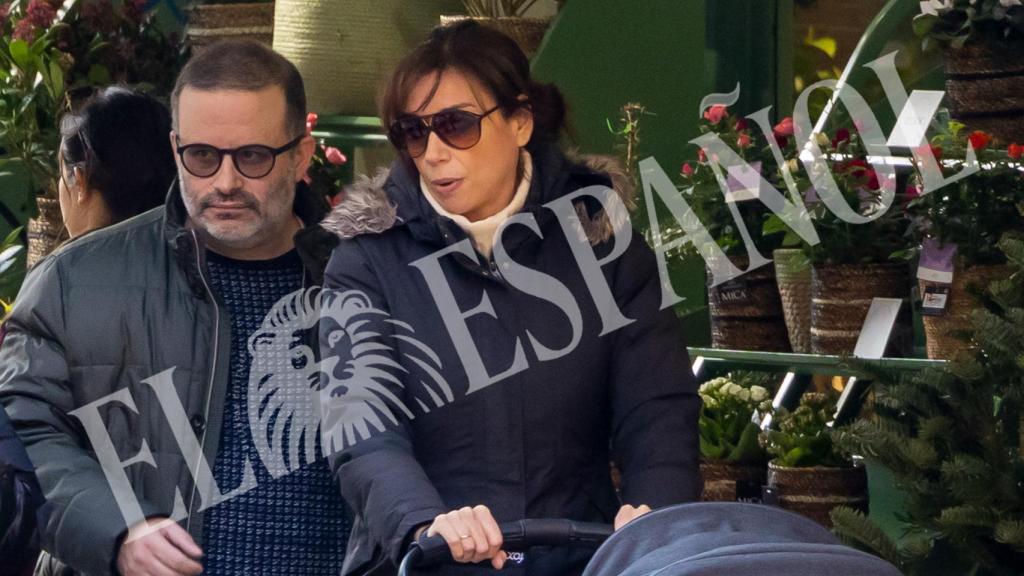 La presentadora Marta Flich junto a su marido, Edu Galán, paseando por Madrid con su primera hija, Berta.