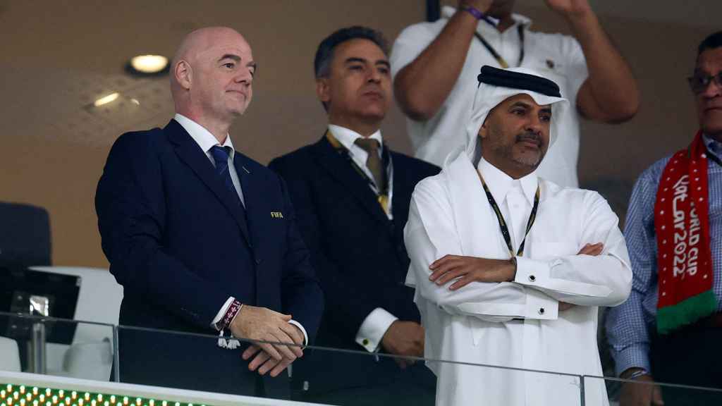 Infantino, con Abdulaziz Al Thani en el palco del Portugal - Suiza.
