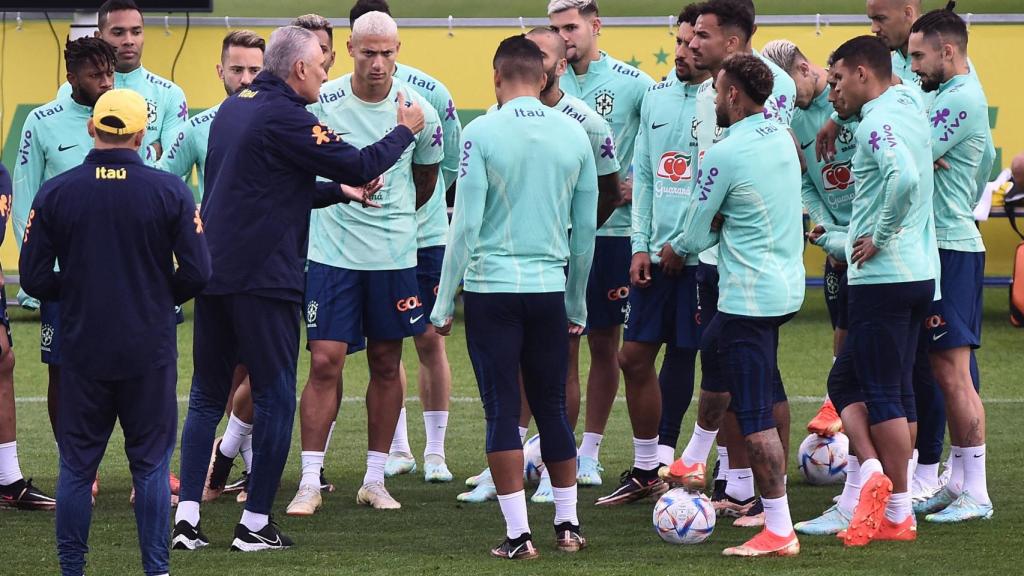 Tite dando una charla a sus jugadores en un entrenamiento